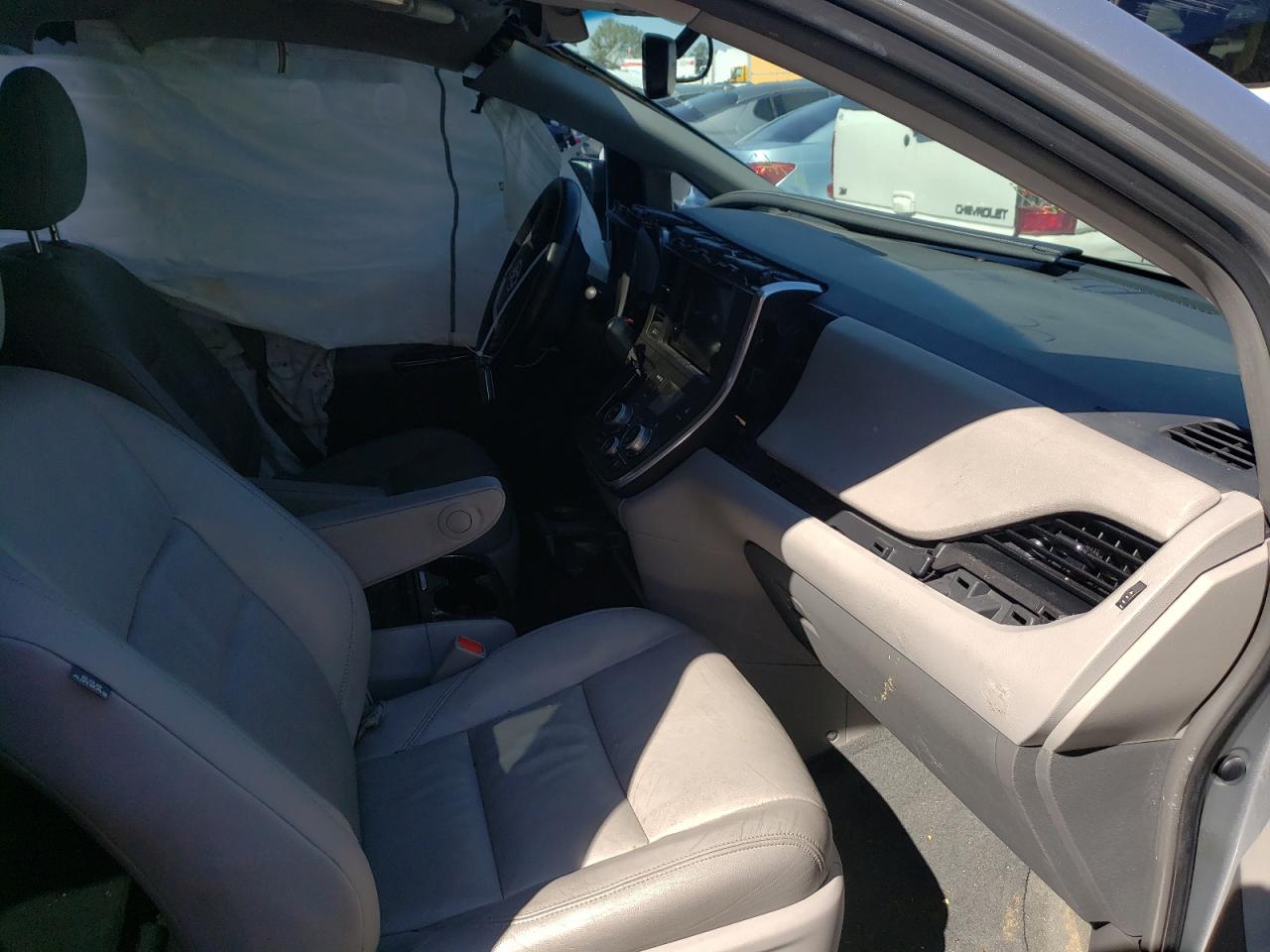 Photo 5 from auction – 2015 TOYOTA SIENNA XLE with VIN 5TDYK3DC8FS642779