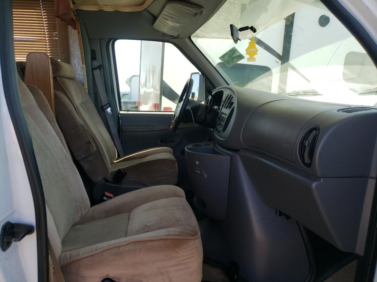 Photo 5 from auction – 2000 FORD WINNEBAGO with VIN 1FDXE40S5XHB35961