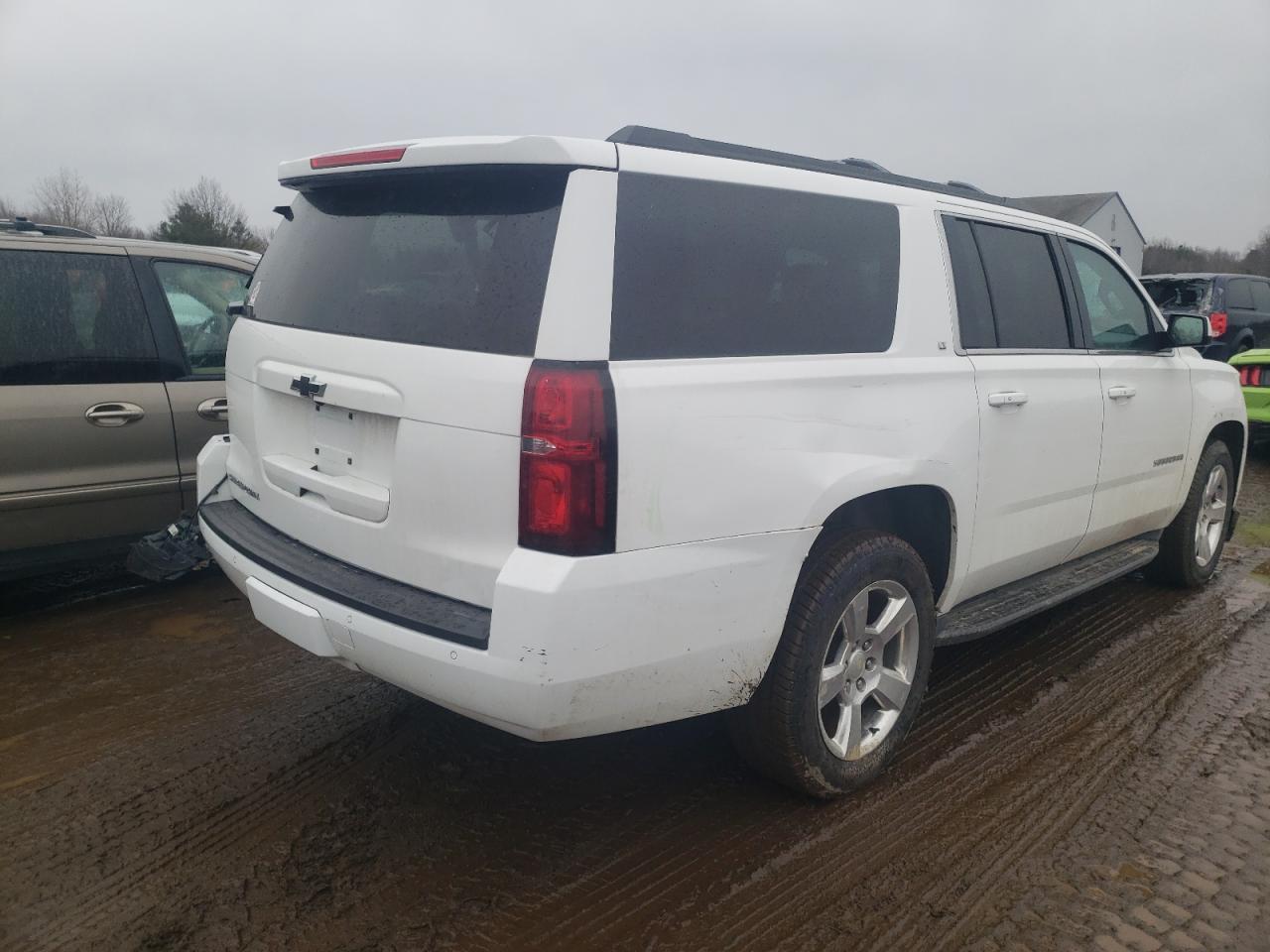 Photo 4 from auction – 2016 CHEVROLET SUBURBAN K with VIN 1GNSKHKC3GR405372