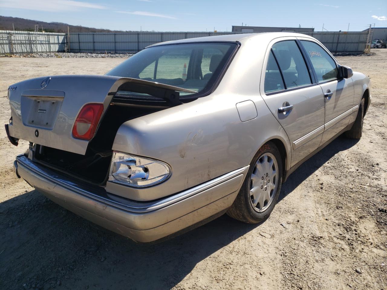 Photo 4 from auction – 1999 MERCEDES-BENZ E 320 with VIN WDBJF65H5XA770590