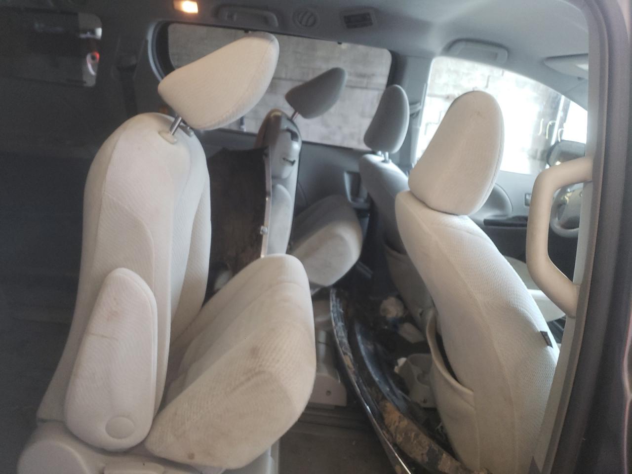 Photo 6 from auction – 2014 TOYOTA SIENNA LE with VIN 5TDKK3DC5ES409835