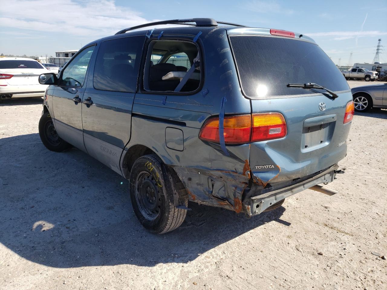 Photo 3 from auction – 2000 TOYOTA SIENNA CE with VIN 4T3ZF19C4YU238434