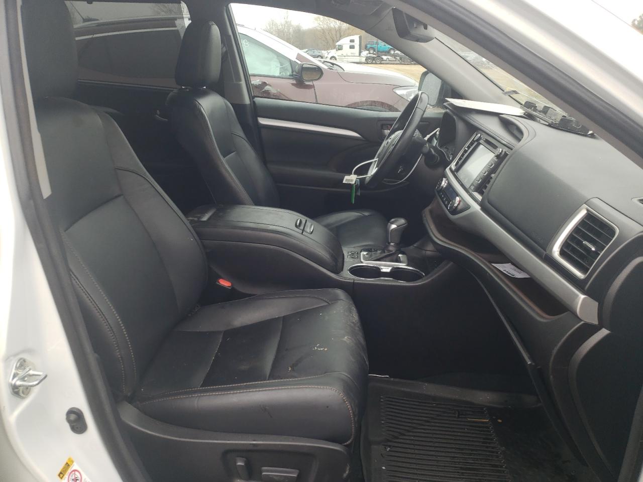 Photo 5 from auction – 2017 TOYOTA HIGHLANDER with VIN 5TDJZRFH2HS514873