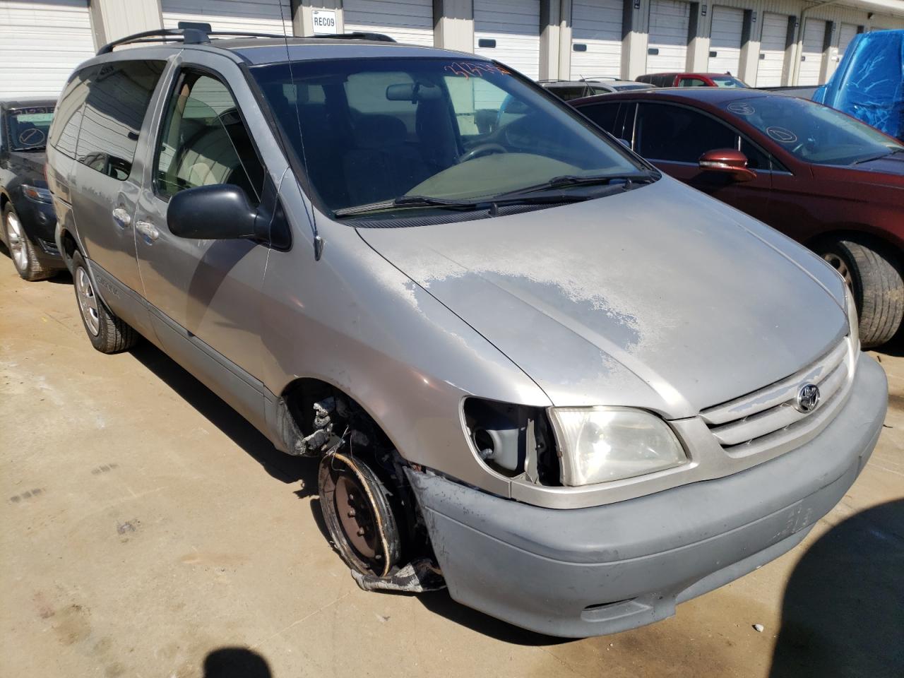 TOYOTA SIENNA LE 2001 with VIN 4T3ZF13C51U363652 - Photo from auction