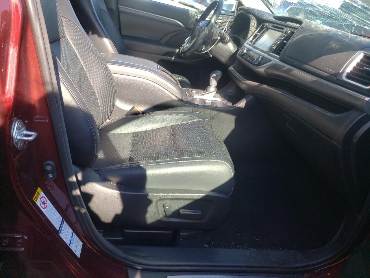 Photo 5 from auction – 2018 TOYOTA HIGHLANDER with VIN 5TDDZRFH8JS889637