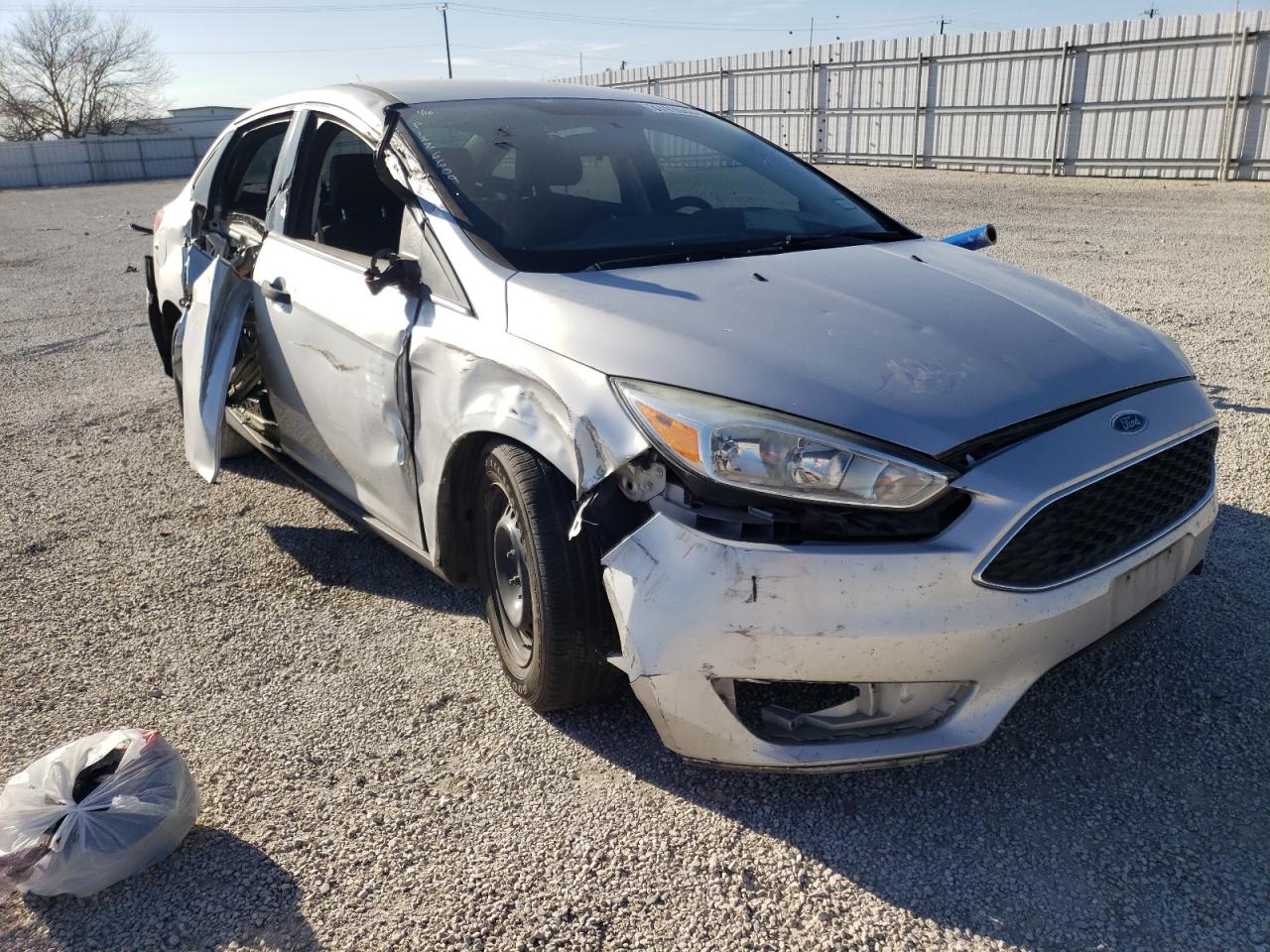 FORD FOCUS S 2015 with VIN 1FADP3E2XFL357062 - Photo from auction