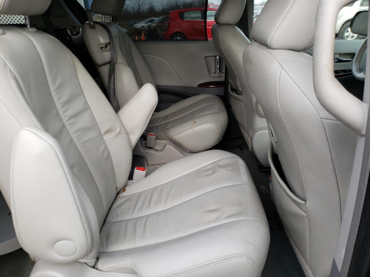 Photo 6 from auction – 2014 TOYOTA SIENNA XLE with VIN 5TDYK3DC0ES521095