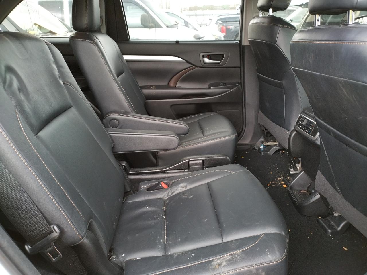 Photo 6 from auction – 2018 TOYOTA HIGHLANDER with VIN 5TDJZRFH9JS832169