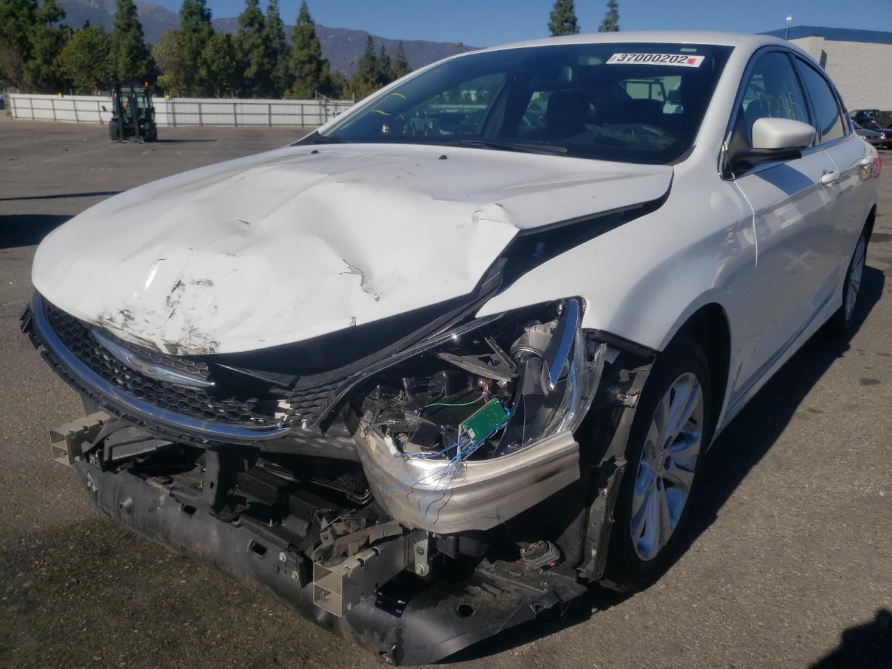 Photo 2 from auction – 2015 CHRYSLER 200 LIMITE with VIN 1C3CCCAB6FN502016