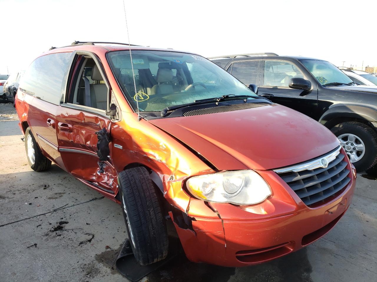 Photo 1 from auction – 2006 CHRYSLER TOWN & COU with VIN 2A4GP54L06R689431