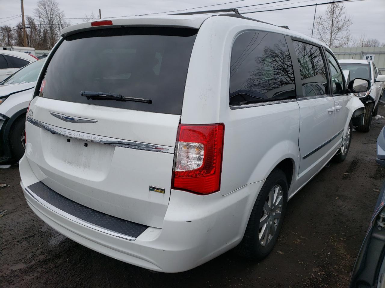 Photo 4 from auction – 2015 CHRYSLER TOWN & COU with VIN 2C4RC1BG9FR672877