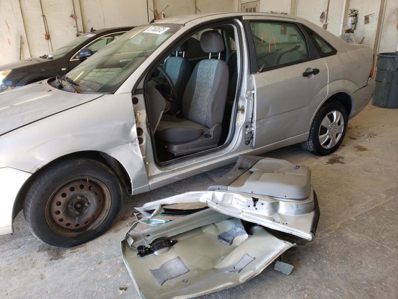 Photo 9 from auction – 2005 FORD FOCUS ZX4 with VIN 1FAFP34N45W144285