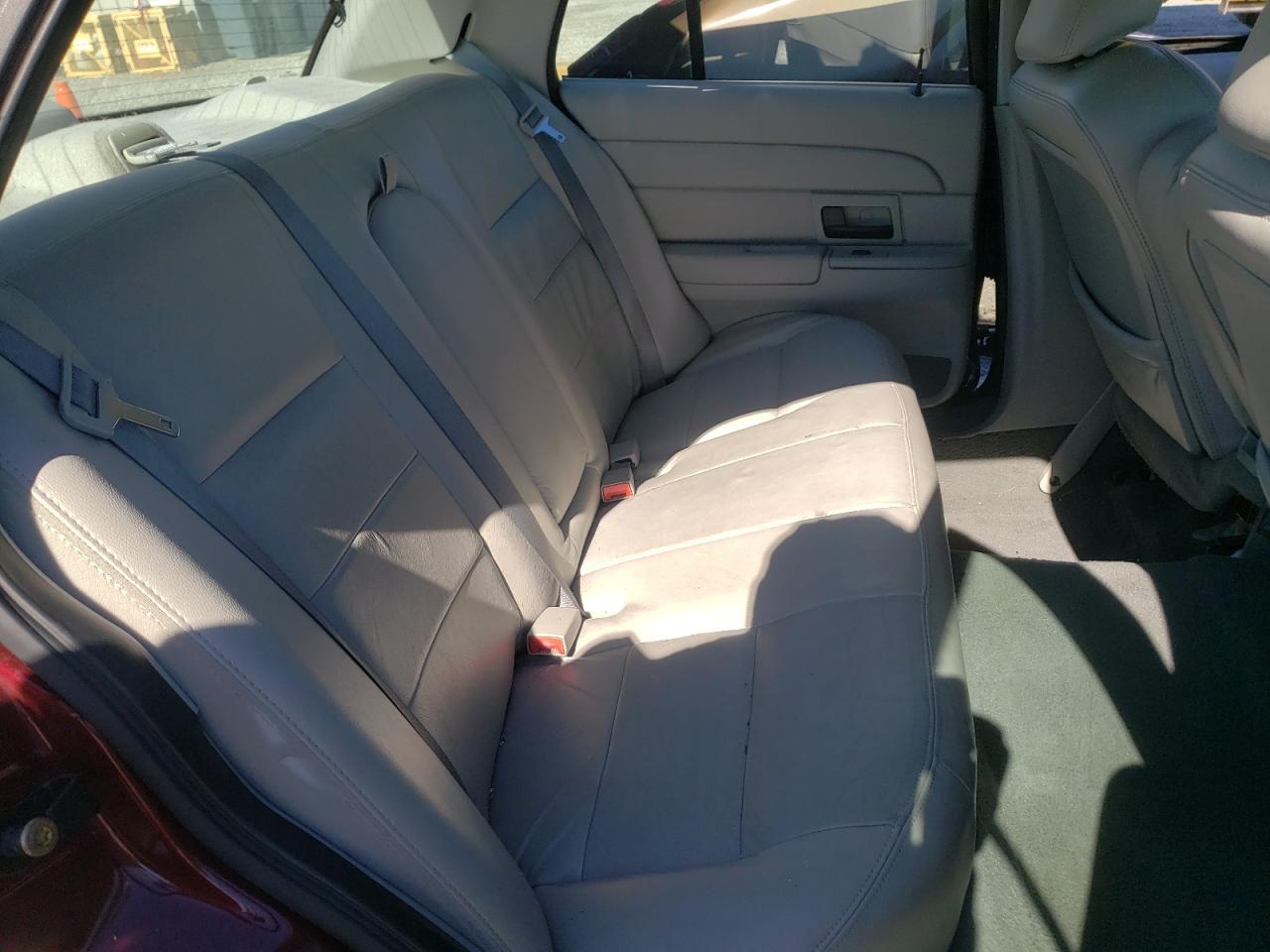 Photo 6 from auction – 2004 FORD CROWN VICT with VIN 2FAFP74W14X164397