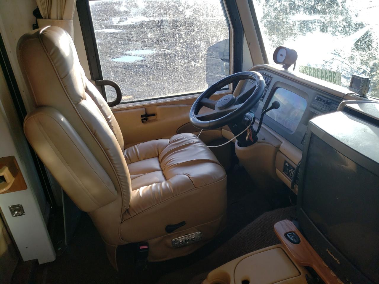 Photo 5 from auction – 1997 FLEETWOOD PACE ARROW with VIN 1GBLP37J3V3311117