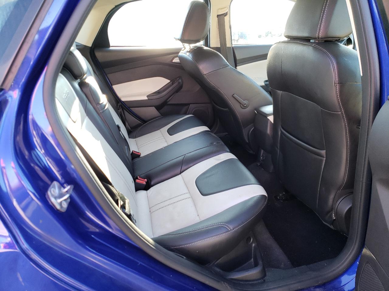 Zdjęcie 6 z aukcji – 2014 FORD FOCUS SE z VIN 1FADP3K26EL409080