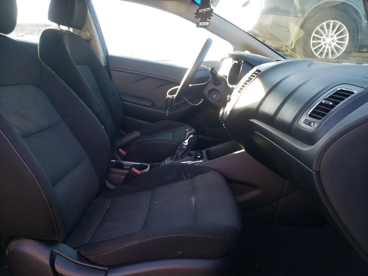 Photo 5 from auction – 2017 KIA FORTE LX with VIN 3KPFK4A72HE050392
