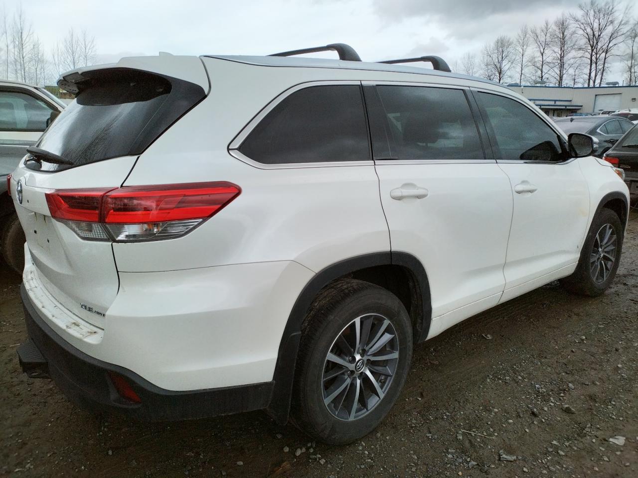 Photo 4 from auction – 2018 TOYOTA HIGHLANDER with VIN 5TDJZRFH9JS832169