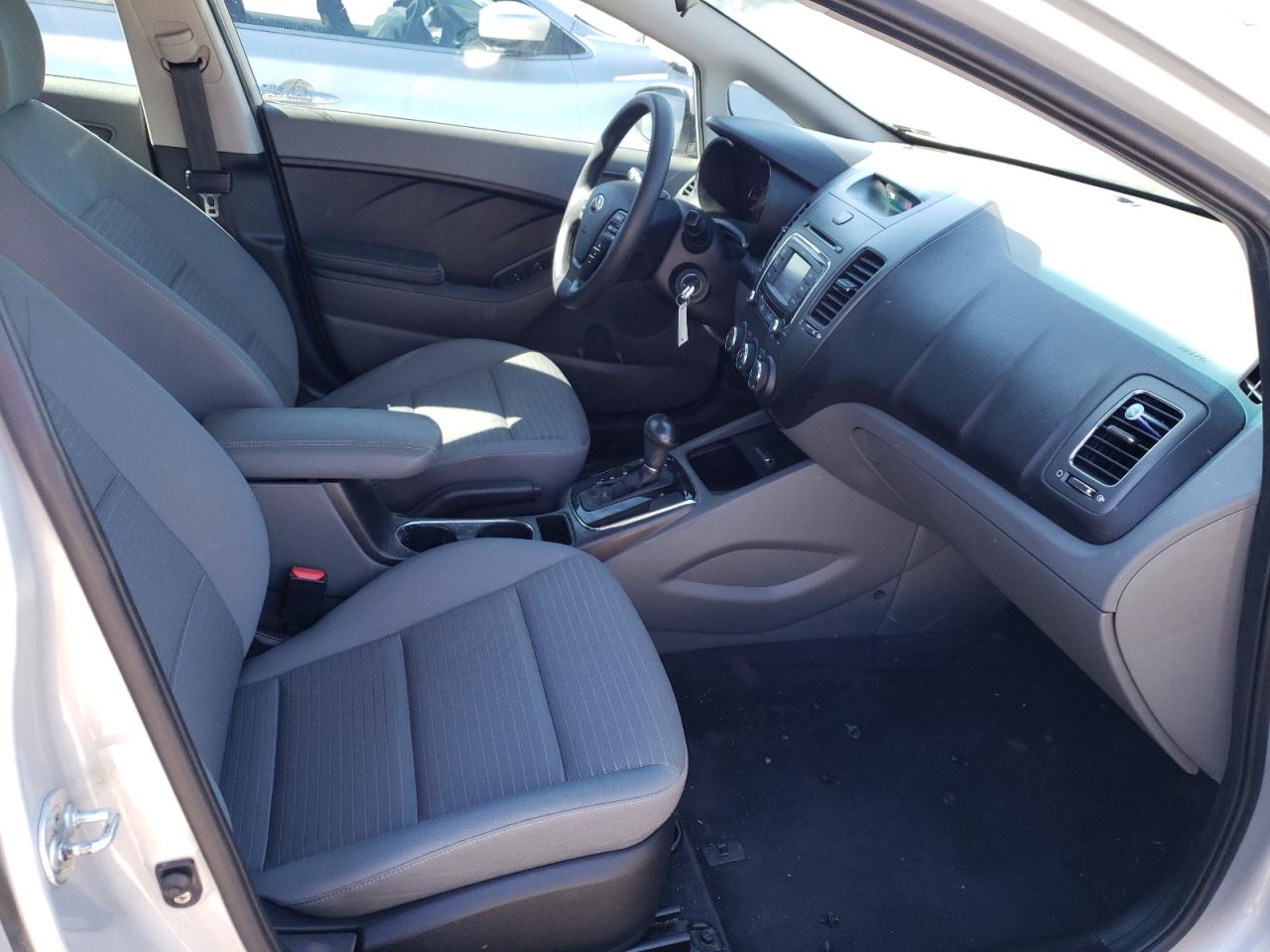 Photo 5 from auction – 2017 KIA FORTE LX with VIN 3KPFL4A73HE101024