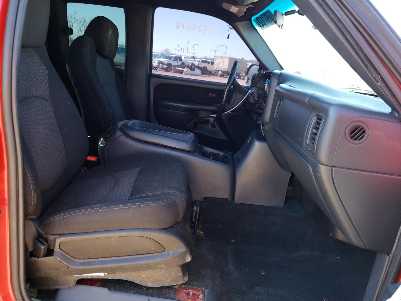 Photo 5 from auction – 2000 CHEVROLET SILVERADO with VIN 2GCEK19T2Y1196140