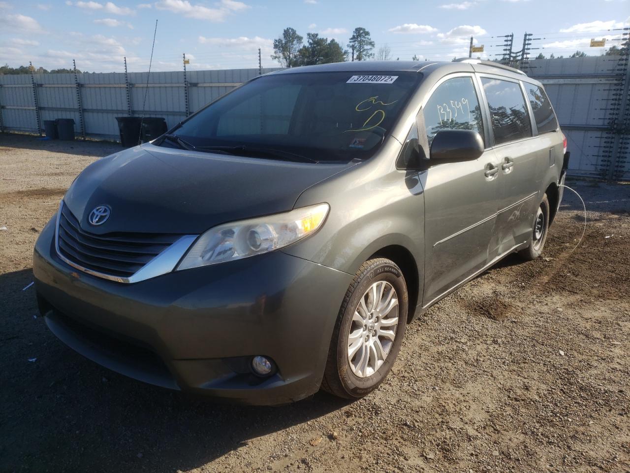 Photo 2 from auction – 2011 TOYOTA SIENNA XLE with VIN 5TDYK3DC0BS164920