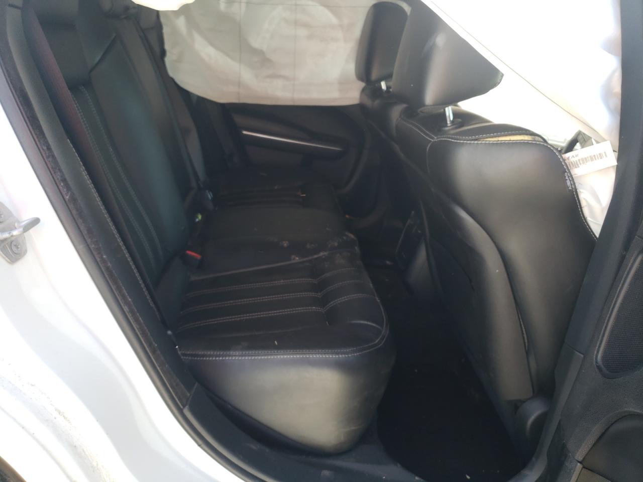 Photo 6 from auction – 2018 CHRYSLER 300 S with VIN 2C3CCABG4JH240545