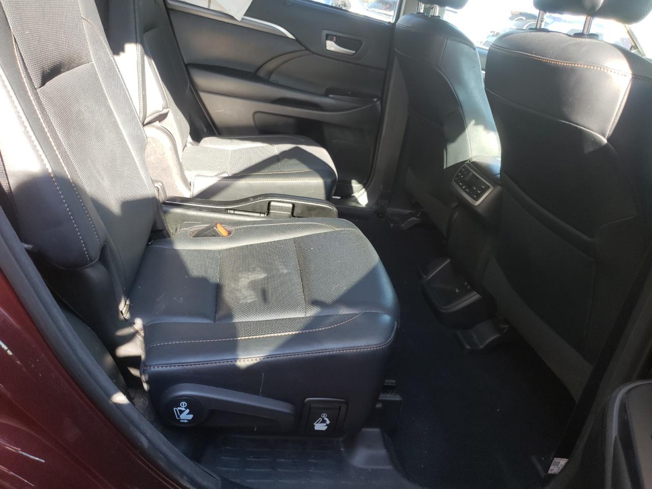 Photo 6 from auction – 2018 TOYOTA HIGHLANDER with VIN 5TDDZRFH8JS889637