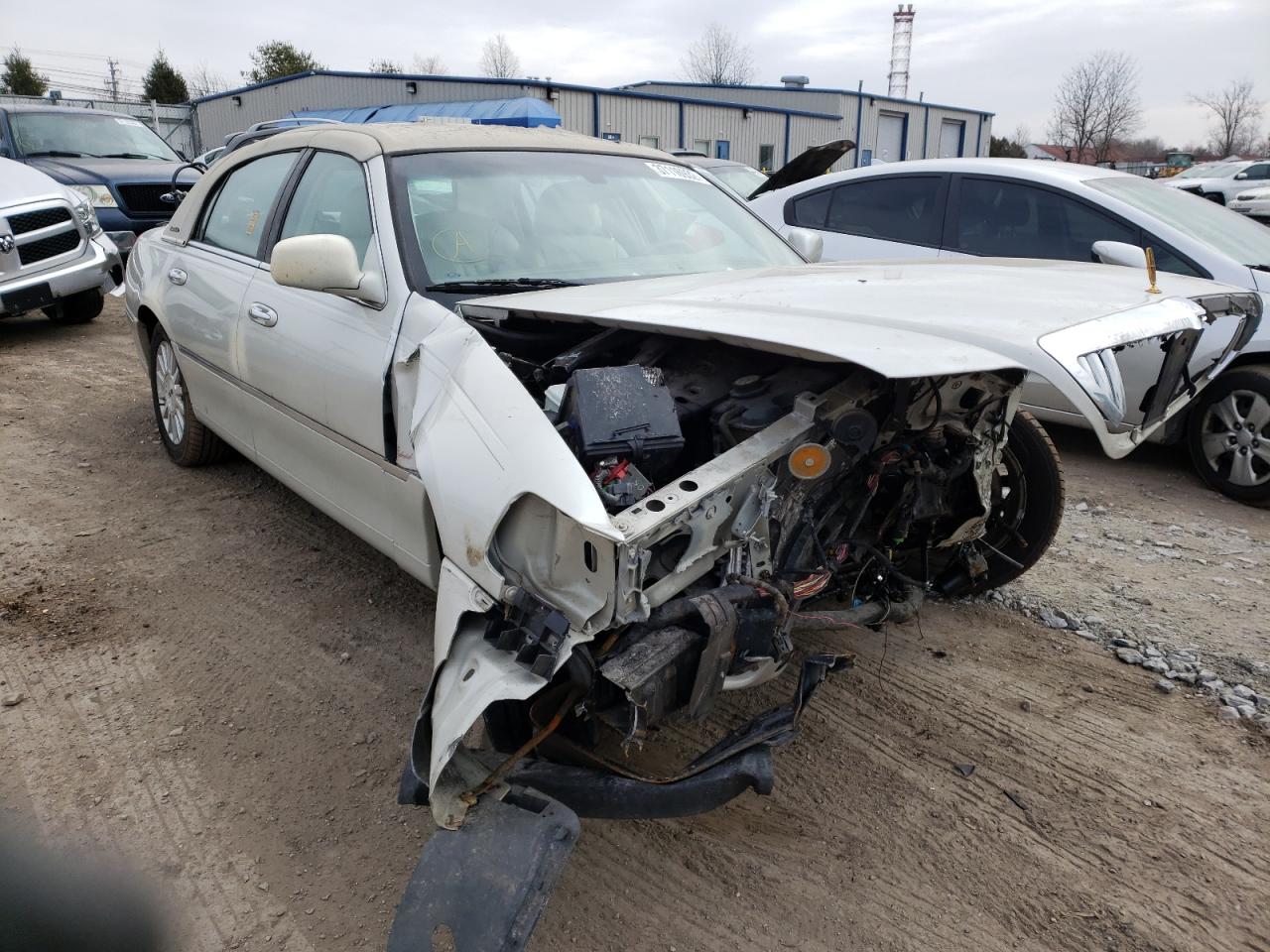 LINCOLN TOWN CAR E 2004 with VIN 1LNHM81W54Y683339 - Photo from auction