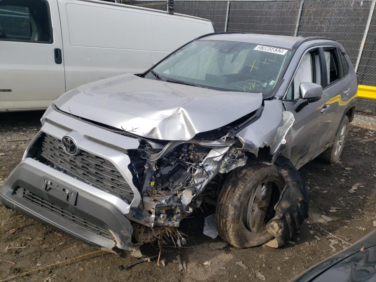 Photo 2 from auction – 2021 TOYOTA RAV4 XLE with VIN 2T3P1RFVXMC221093