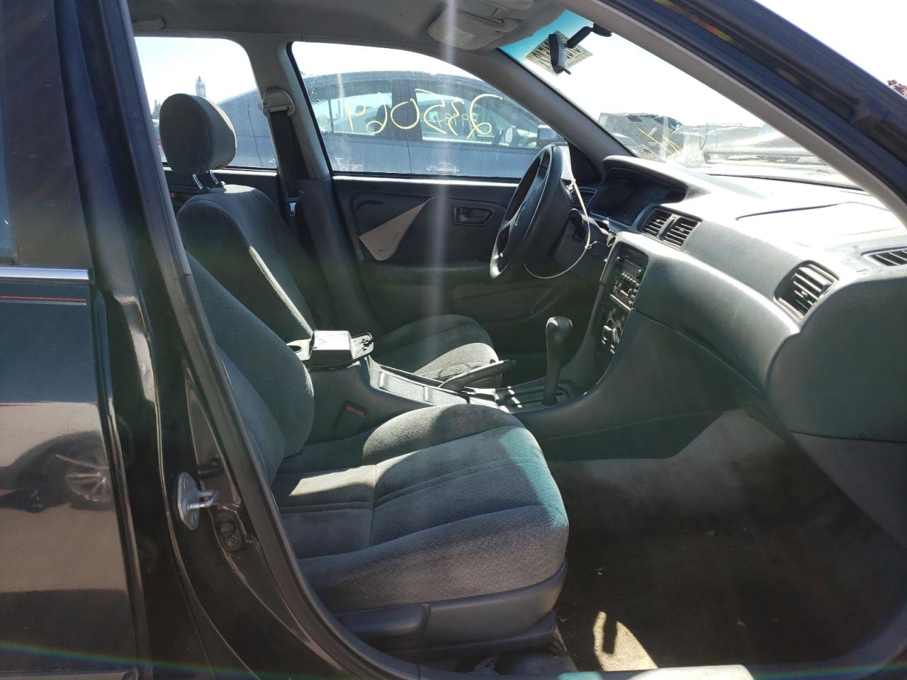 Photo 5 from auction – 2001 TOYOTA CAMRY CE with VIN 4T1BG22K11U039006