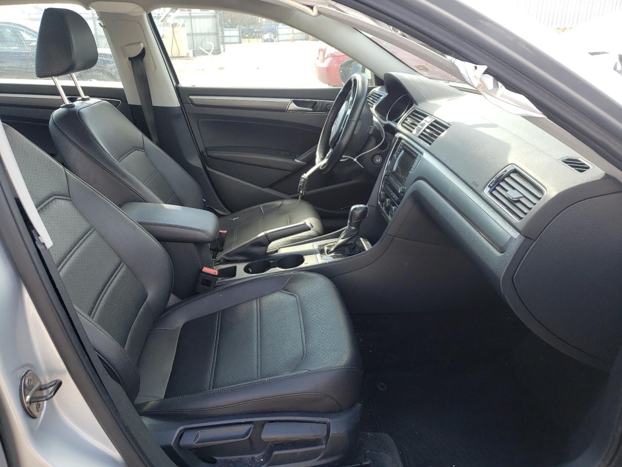 Photo 5 from auction – 2016 VOLKSWAGEN PASSAT with VIN 1VWAT7A3XGC068261