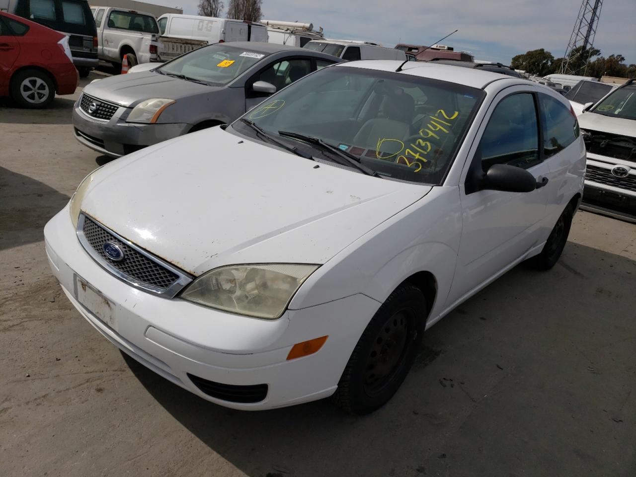 Photo 2 from auction – 2005 FORD FOCUS ZX3 with VIN 3FAFP31N85R134236