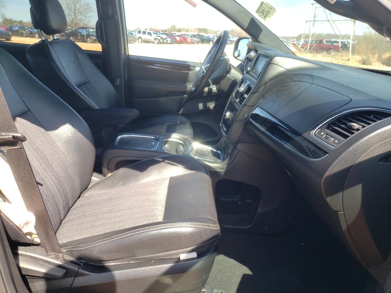 Photo 5 from auction – 2014 CHRYSLER TOWN & COU with VIN 2C4RC1HG4ER332591