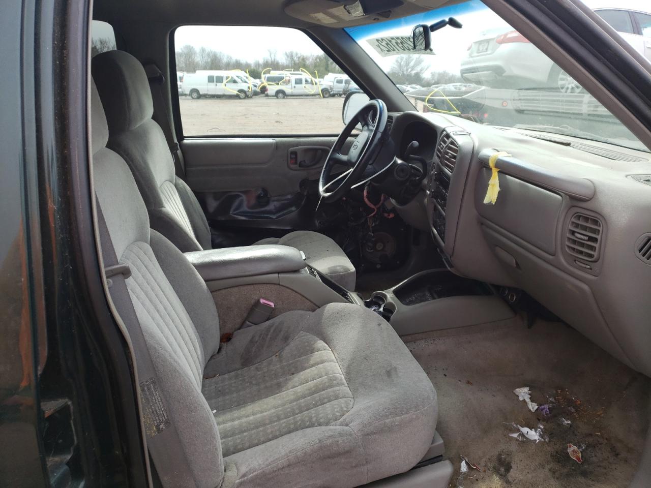 Photo 5 from auction – 2002 CHEVROLET BLAZER with VIN 1GNCS13W12K203149