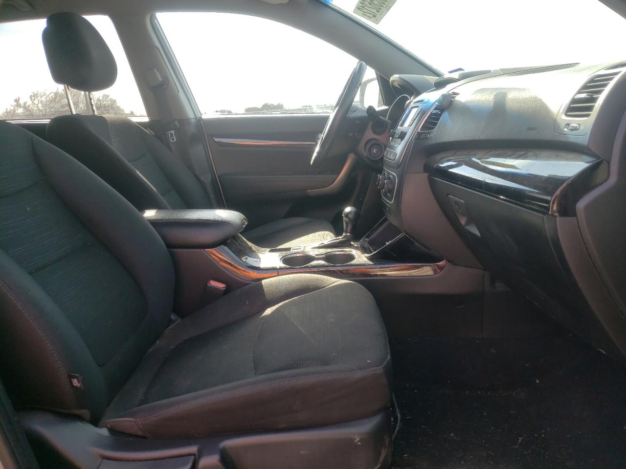 Photo 5 from auction – 2014 KIA SORENTO LX with VIN 5XYKT4A69EG510732