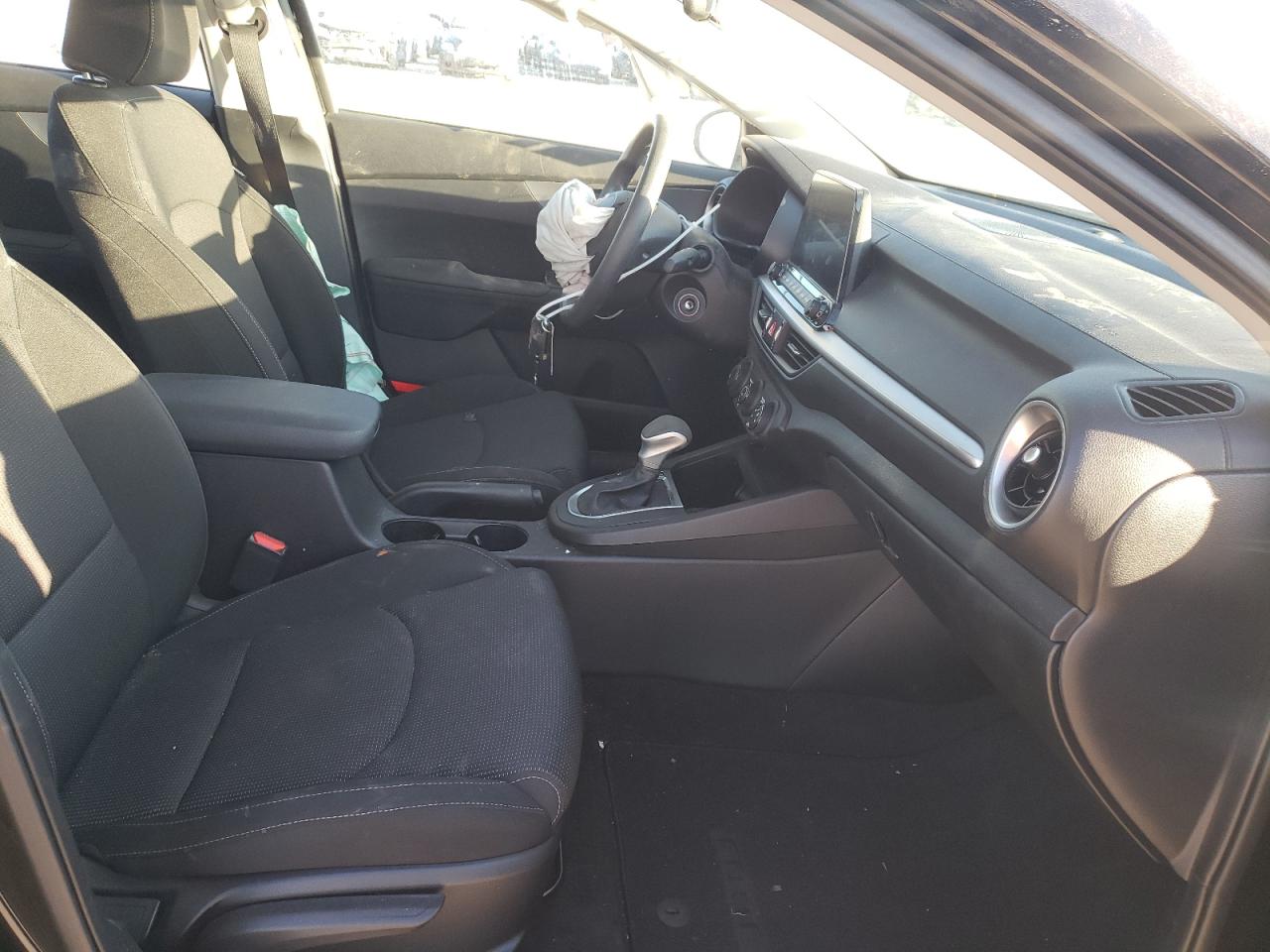 Photo 5 from auction – 2021 KIA FORTE FE with VIN 3KPF24AD9ME354013