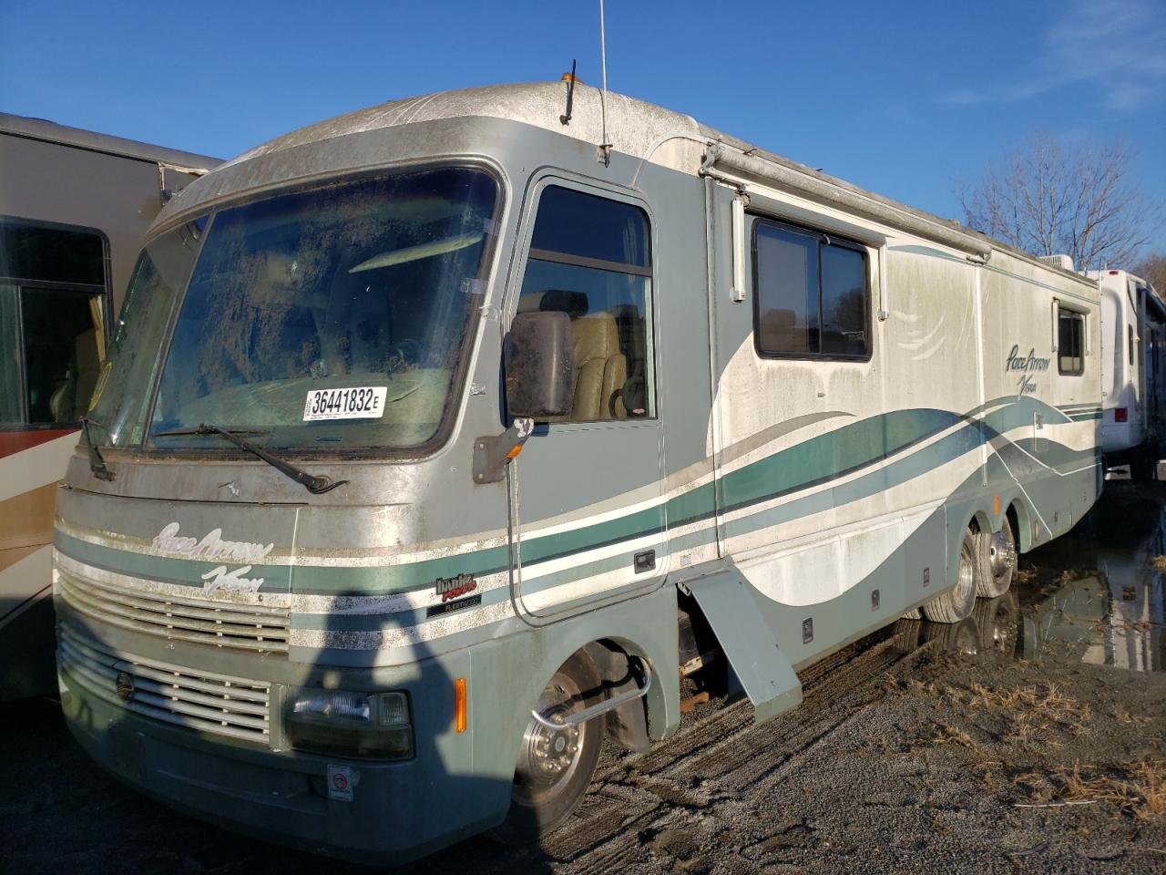 Photo 2 from auction – 1997 FLEETWOOD PACE ARROW with VIN 1GBLP37J3V3311117