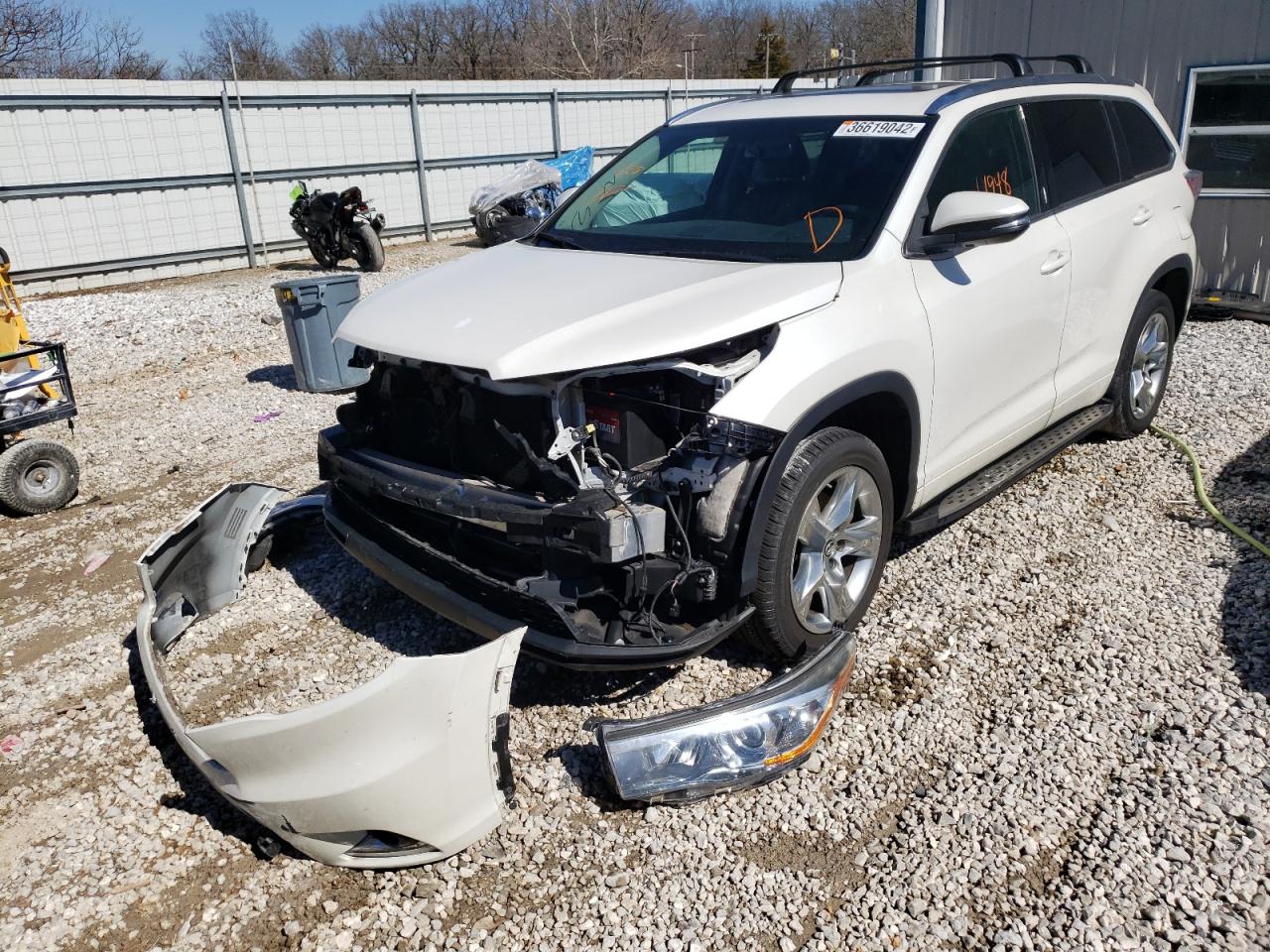 Photo 2 from auction – 2016 TOYOTA HIGHLANDER with VIN 5TDYKRFH8GS133238