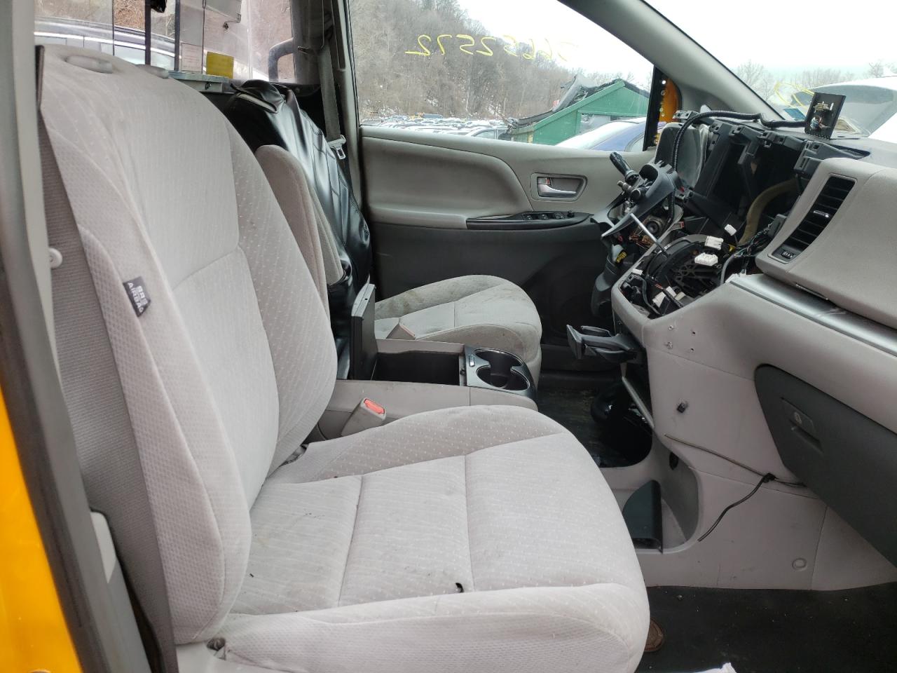 Photo 5 from auction – 2017 TOYOTA SIENNA LE with VIN 5TDKZ3DC2HS876985