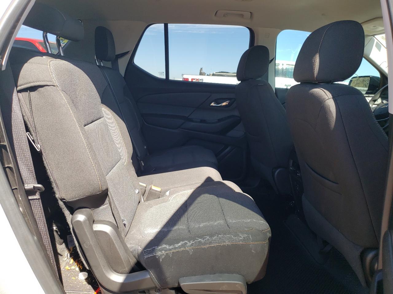 Photo 6 from auction – 2018 CHEVROLET TRAVERSE L with VIN 1GNERFKW0JJ193432