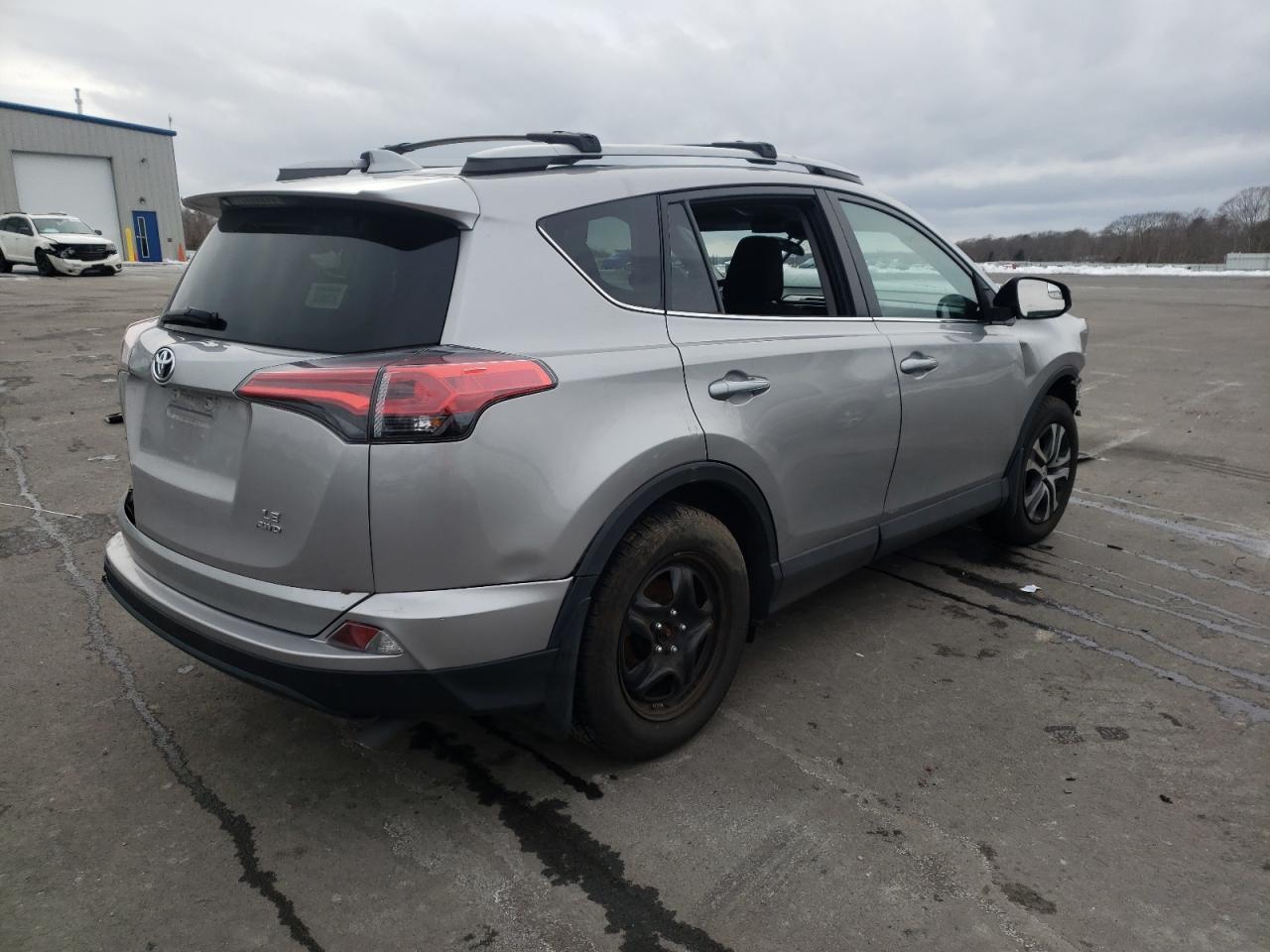 Photo 4 from auction – 2017 TOYOTA RAV4 LE with VIN 2T3BFREVXHW624993