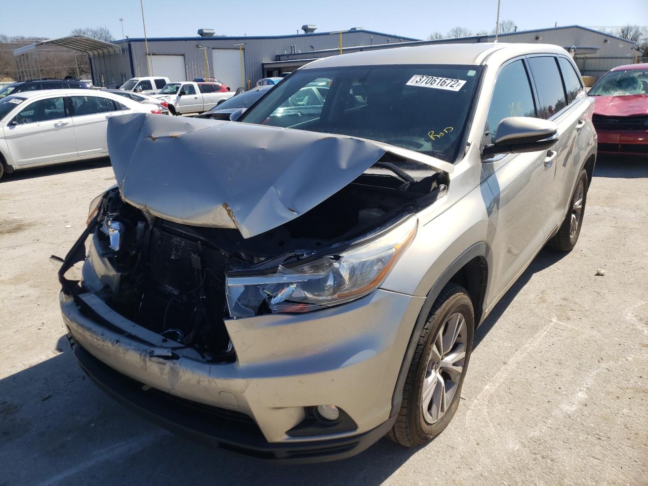 Photo 2 from auction – 2016 TOYOTA HIGHLANDER with VIN 5TDZKRFH9GS123693