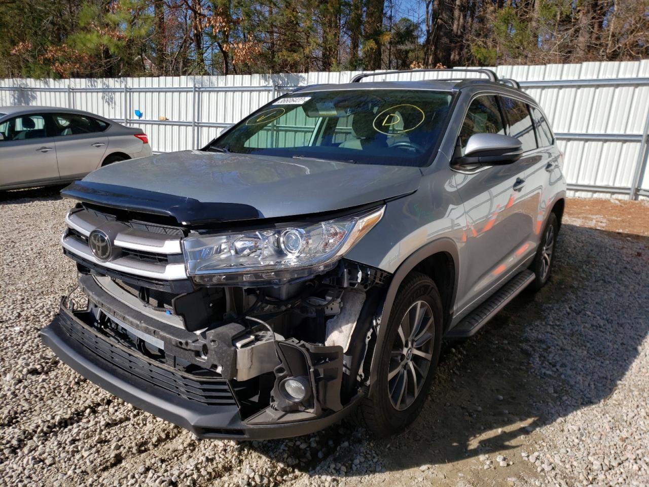 Фото 2 с аукциона – 2018 TOYOTA HIGHLANDER с VIN 5TDKZRFH3JS288241