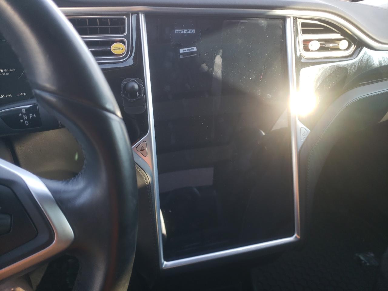 Photo 8 from auction – 2015 TESLA MODEL S with VIN 5YJSA1E22FF119667