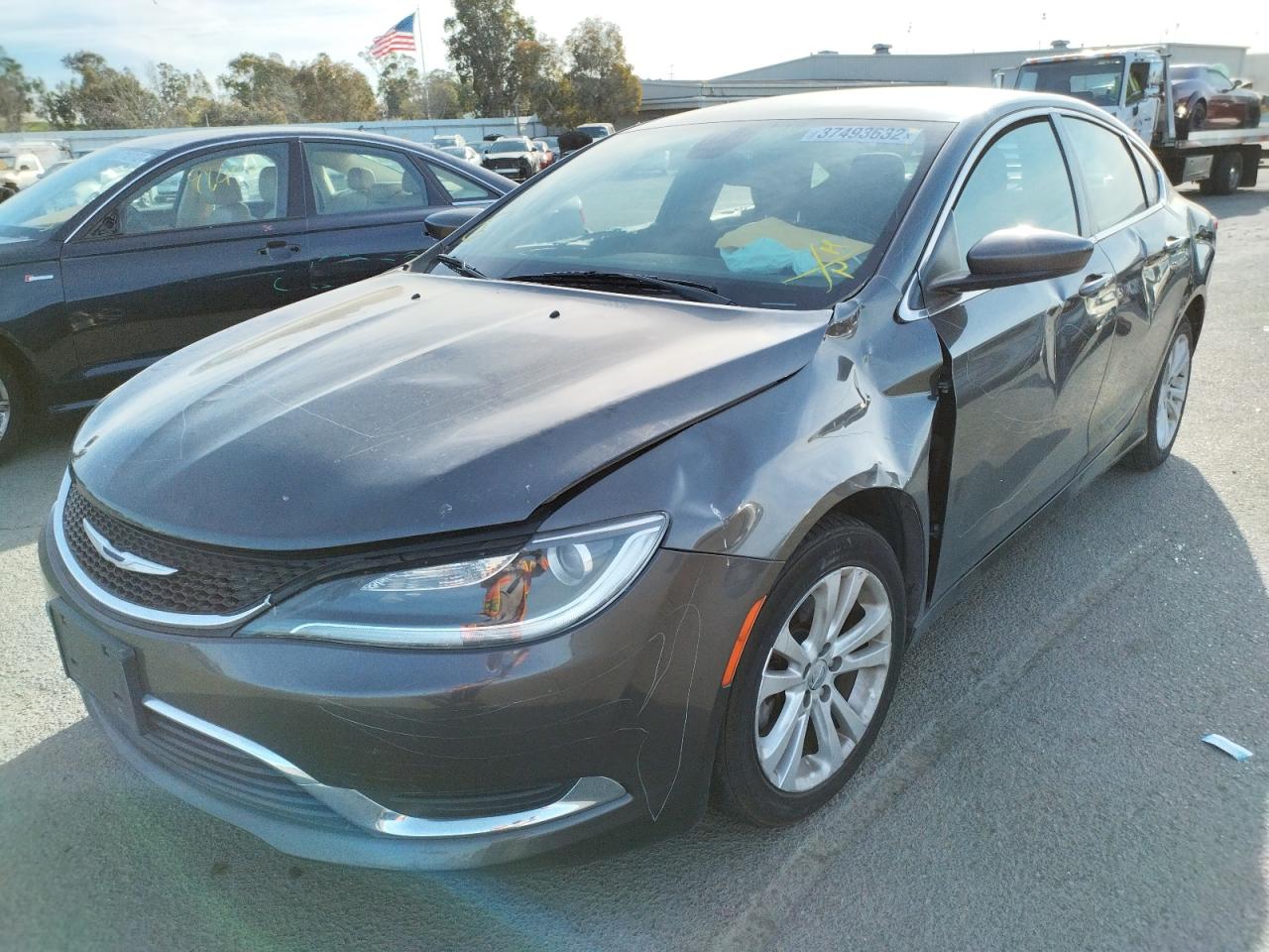 Photo 2 from auction – 2015 CHRYSLER 200 LIMITE with VIN 1C3CCCAB0FN619395