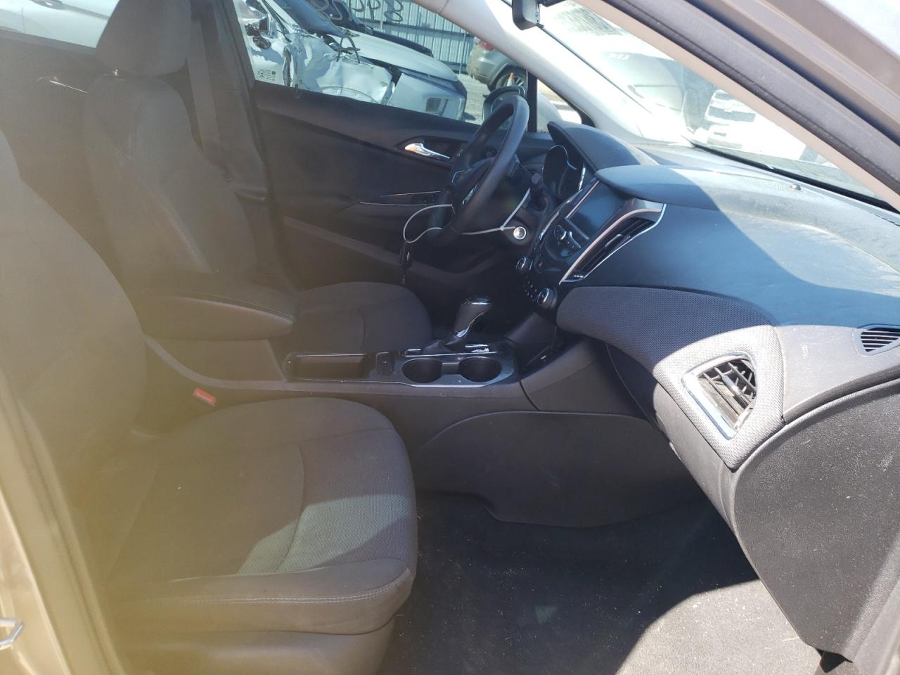 Photo 5 from auction – 2017 CHEVROLET CRUZE LT with VIN 3G1BE5SM6HS567351