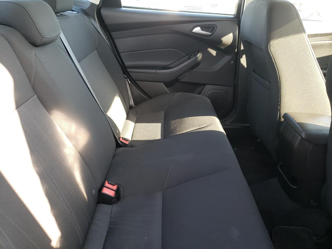 Photo 6 from auction – 2015 FORD FOCUS SE with VIN 1FADP3F22FL325933