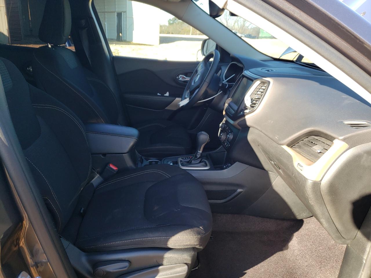 Photo 5 from auction – 2017 JEEP CHEROKEE L with VIN 1C4PJLCB3HW603804