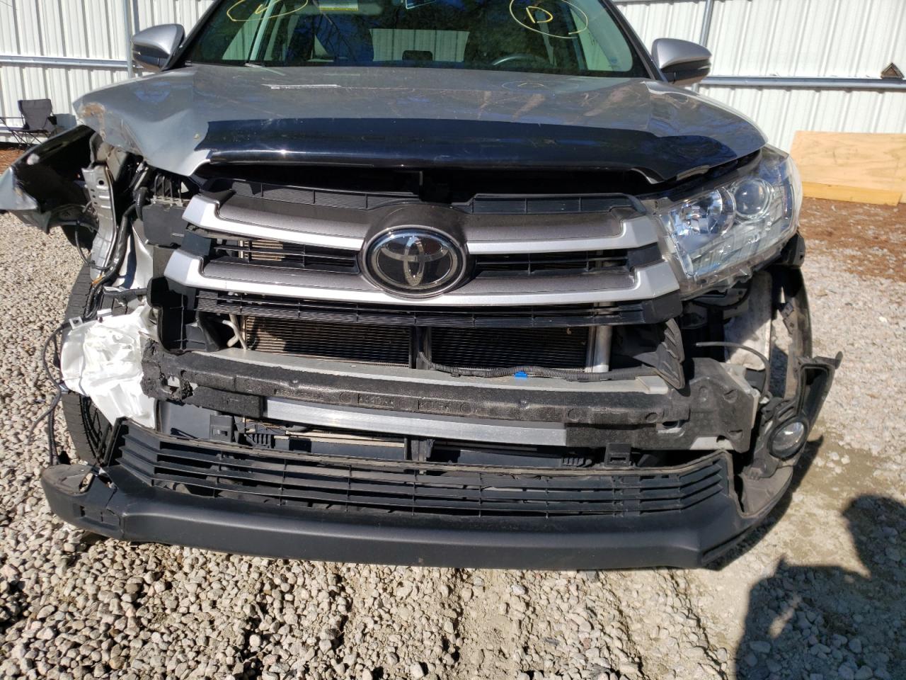 Фото 9 с аукциона – 2018 TOYOTA HIGHLANDER с VIN 5TDKZRFH3JS288241