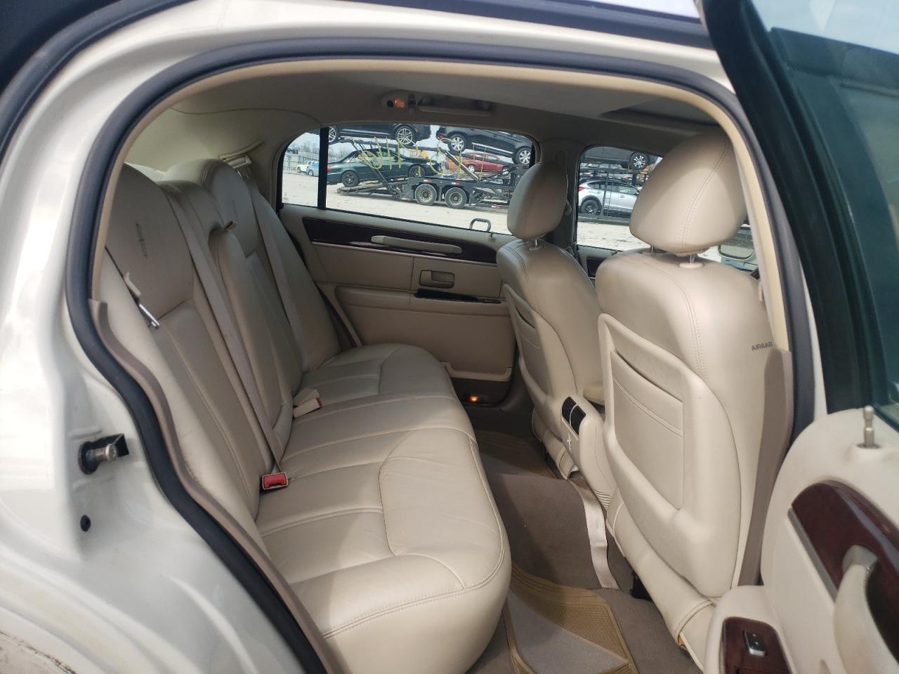 Photo 6 from auction – 2004 LINCOLN TOWN CAR U with VIN 1LNHM83W64Y660228