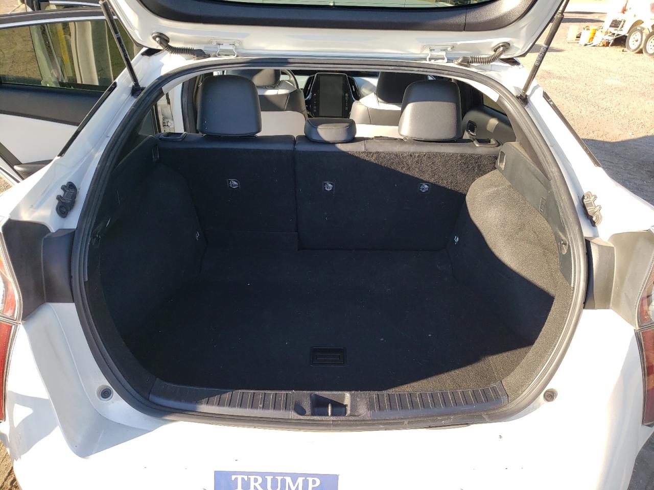 Photo 9 from auction – 2018 TOYOTA PRIUS with VIN JTDKARFU1J3055531
